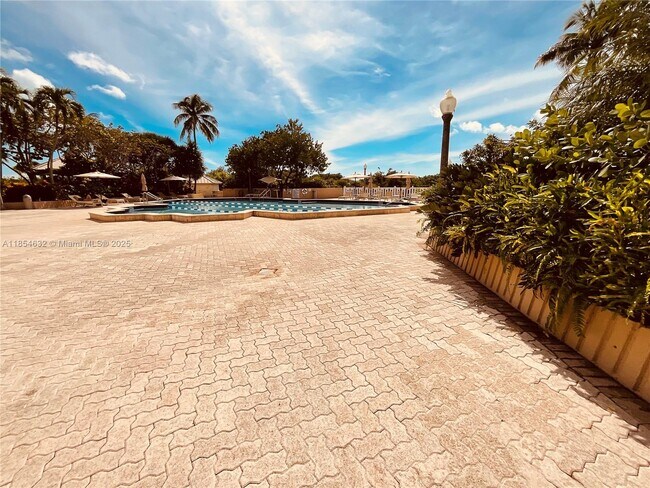 Building Photo - 1121 Crandon Blvd