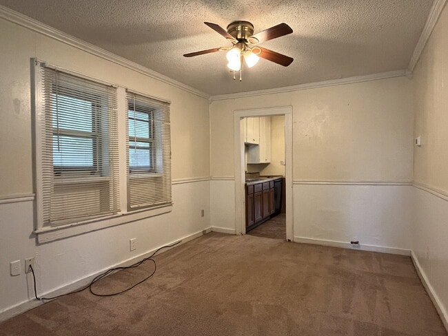 Building Photo - 2 Bedroom House with Large Fenced Yard