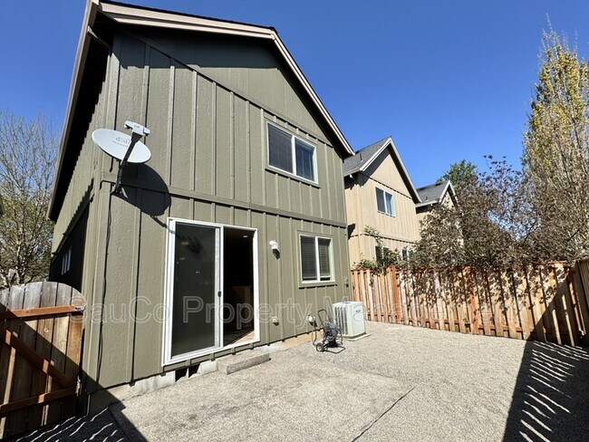 Building Photo - 4572 SE Olivewood St