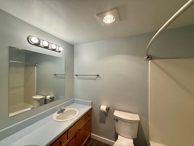 Building Photo - Beautiful 2 bed, 1.5 bath Condo located in...