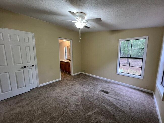 Building Photo - 102 Stillwater Dr