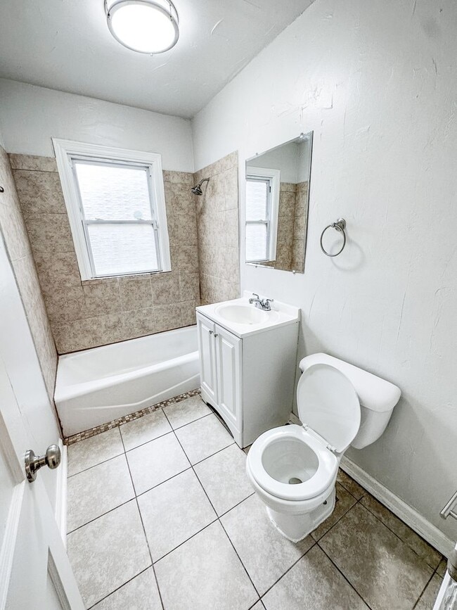 Building Photo - Charming 2 Bed 1 Bath Home - Convenient to Highways!