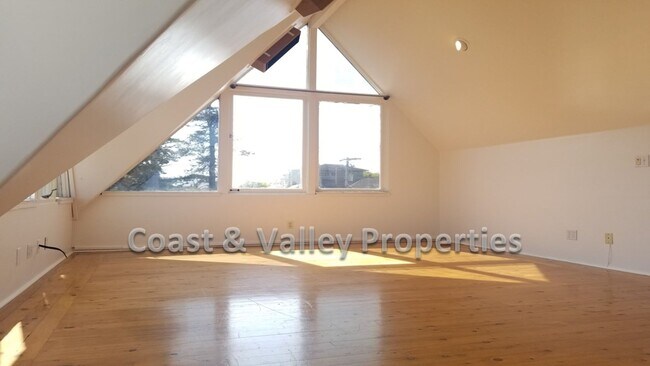 Building Photo - 611 Lantern Ln