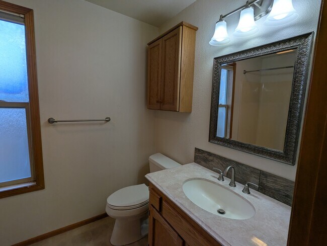 Building Photo - 1315 NE Paula Dr