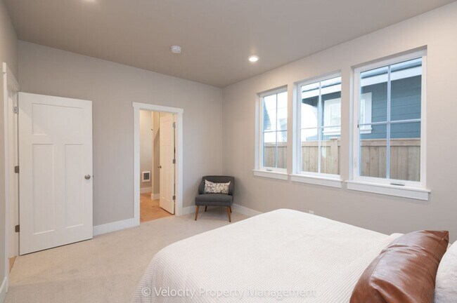 Building Photo - Brand New SE Bend Home!