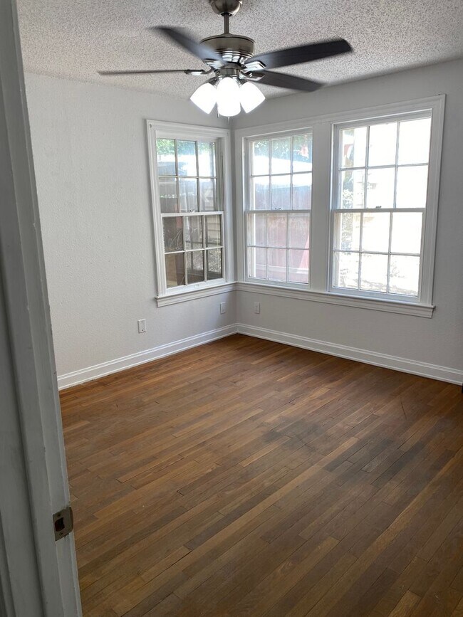Building Photo - UT PRE LEASE: Charming 3 bed / 2 bath Hous...