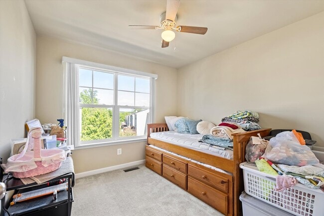 Building Photo - 3-Level Townhome in Woodstream!