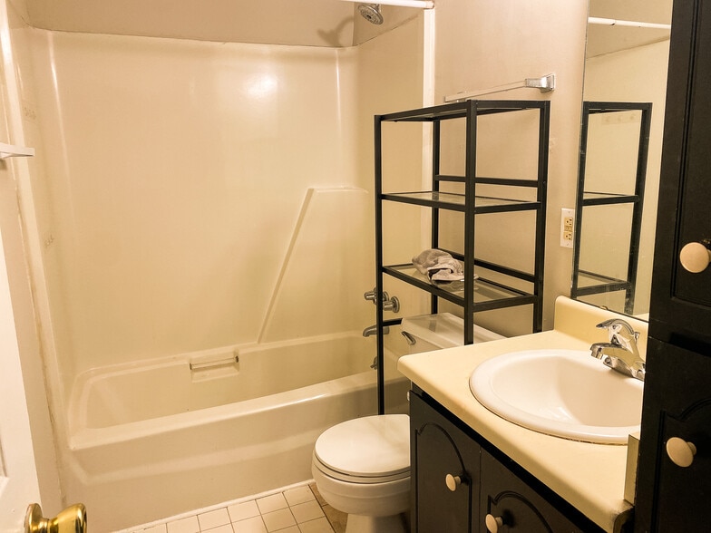 Building Photo - 1843 Devine Street