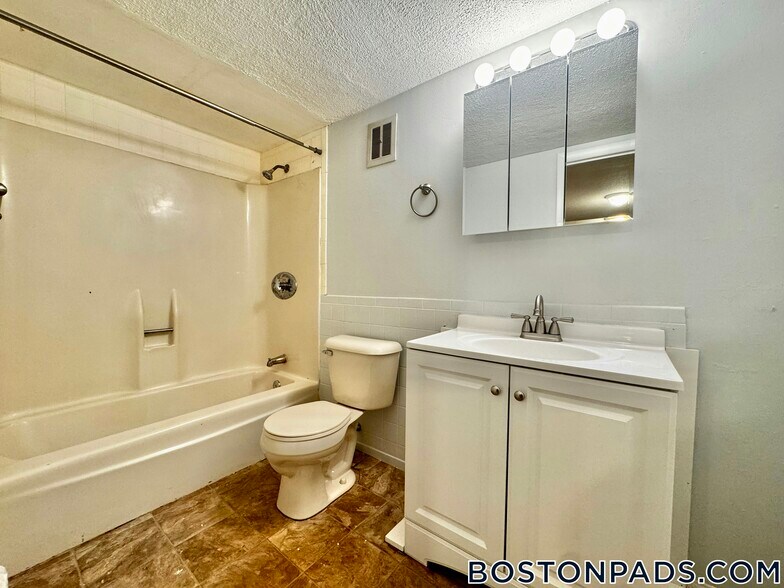 Building Photo - 715 N Main St