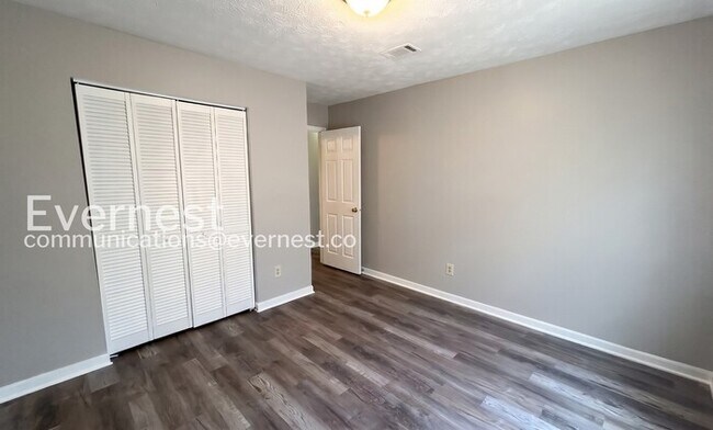 Building Photo - 3 Bed/2 Bath Spacious Home with Modern Features and Garage Parking! / Available Now!