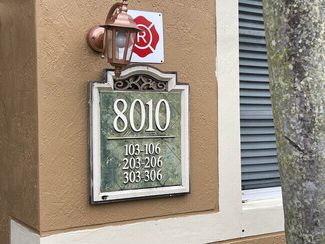 Building Photo - 8010 N Nob Hill Rd