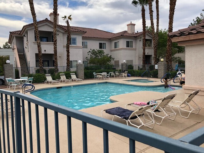 Building Photo - Spacious 2 Bedroom Condo in Gated Community!