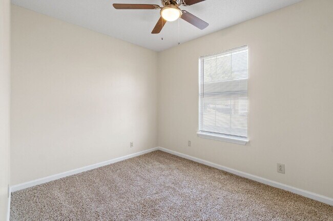 Building Photo - Spacious 2BR with Walk-In Closet, Washer/Dryer & Open Living Area