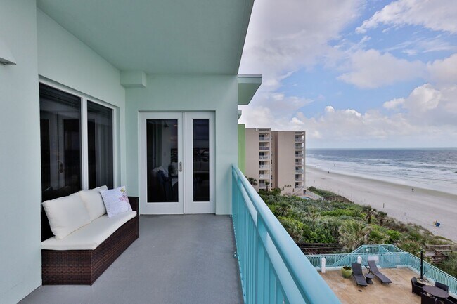 Building Photo - Oceanfront Condo 2 bed/ 2ba Beautifully Decorated and Furnished