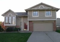 Building Photo - 3 Bedroom Multi-Level!
