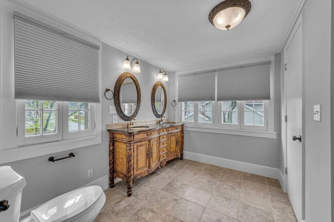 Building Photo - Gorgeous East Crestwood Home