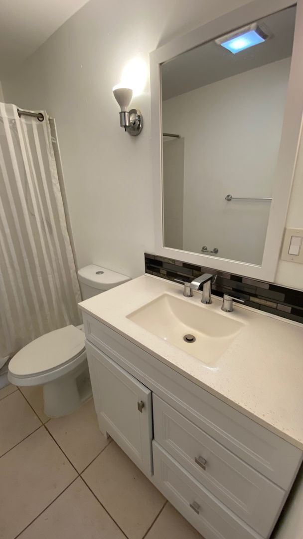 Building Photo - Spectacular Lakeview Home ~ 3 Bed or 2 Bed...