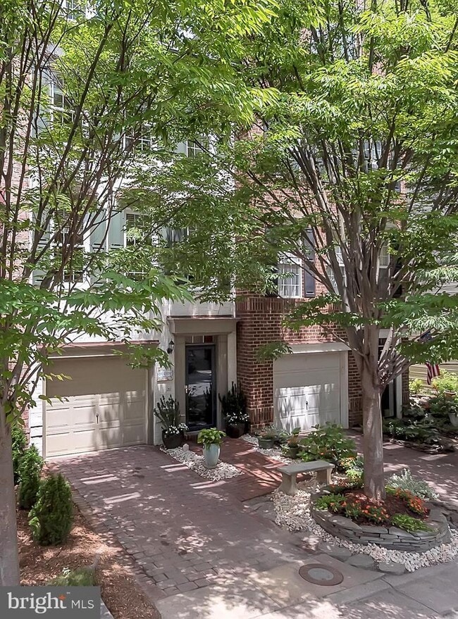 Building Photo - 4-level, 3-bedroom garage townhome