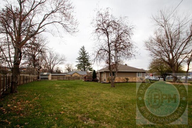 Building Photo - Huge 4-bedroom, 4-bath home