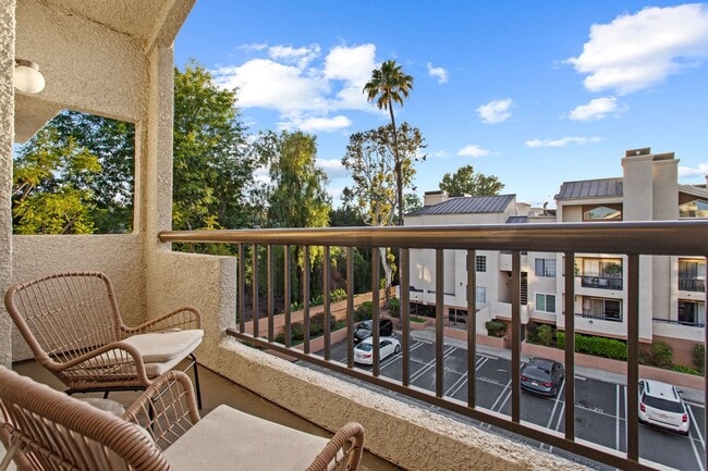 Building Photo - Fully Furnished 2-Bedroom Condo with Balcony – The Met, Woodland Hills