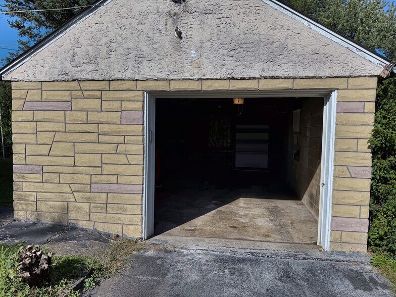 Garage - 629 Maple Dr