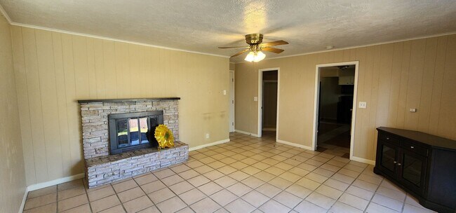 Building Photo - 3 Bedroom/2 Bath single story home