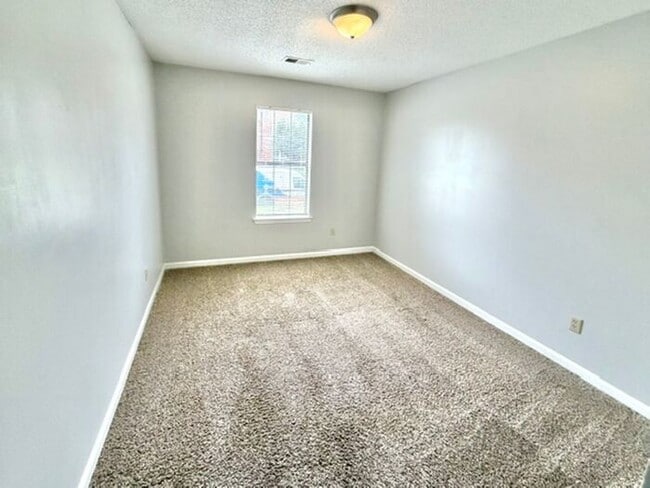 Building Photo - Now Leasing A 5 Bedroom 2 Bath Home In Memphis. Availalbe Now