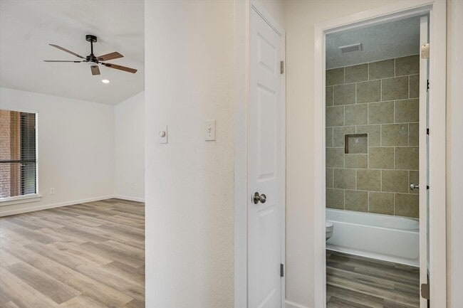 Building Photo - 1402 Waterloo Tr