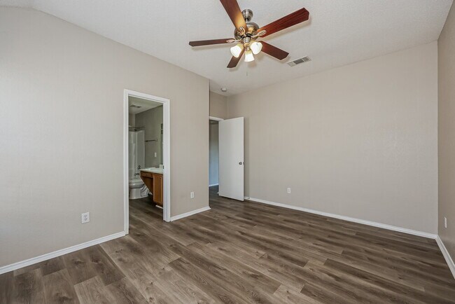 Building Photo - 1041 Glencrest Dr