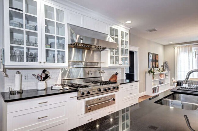Building Photo - Beautiful Luxury Home Available in Boulder