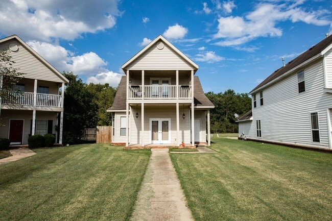 Building Photo - Three Bed / Three Bath with Fenced Yard an...