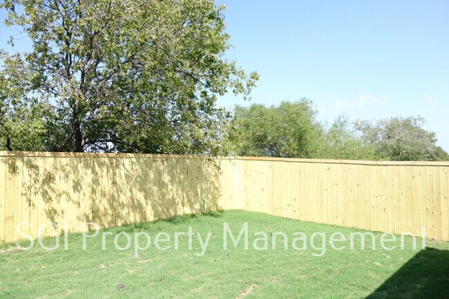 Building Photo - 931 Robineta Ln
