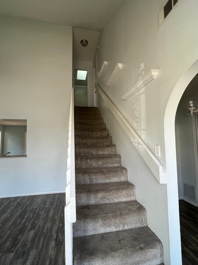 Building Photo - 1100 Post Oak Path
