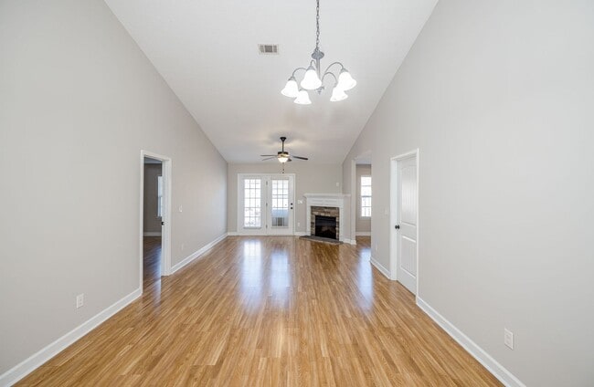 Building Photo - 304 York Ln