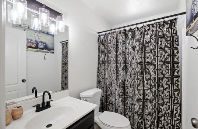 Building Photo - 930 S Indian Cir
