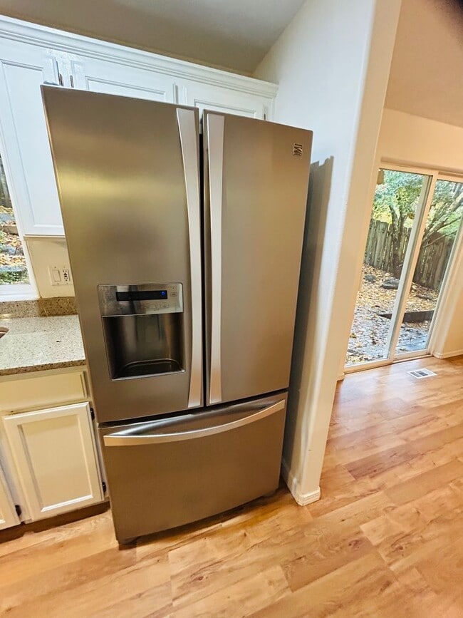 Building Photo - Adorable SW Portland Home Now Available