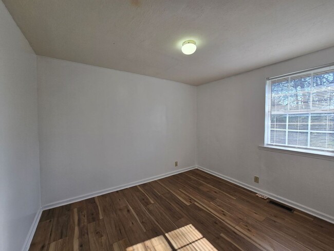 Building Photo - $1195 - Charming 3 Bedroom 1 Bathroom Bric...