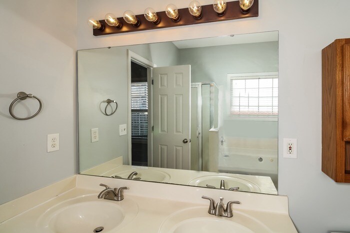 Building Photo - 225 Delaine Woods Dr