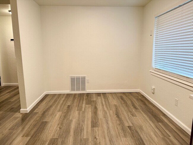 Building Photo - Updated 2 bed, 2 bath, 2 car