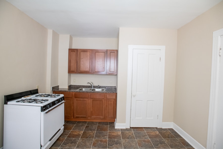 Kitchen - 1022 E Center St