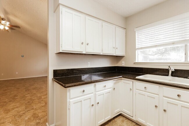 Building Photo - 21002 Ironcrest Ln