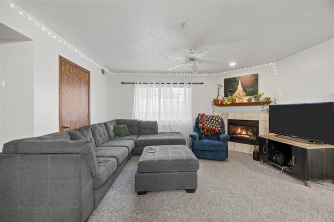 Building Photo - 2432 Rushmore Dr