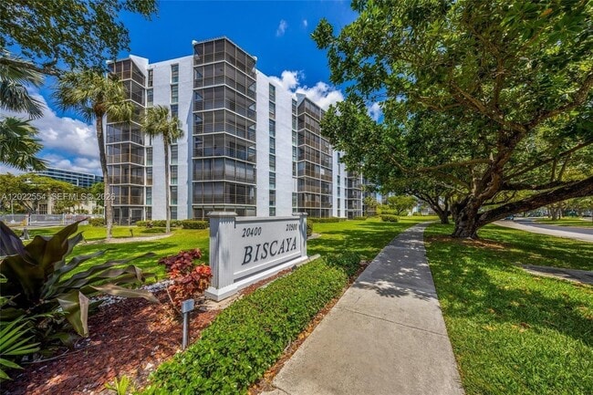 Building Photo - 20400 W Country Club Dr