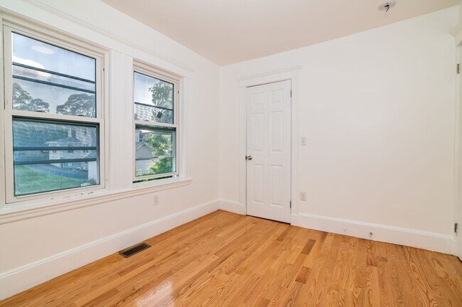 Building Photo - 135 Safford St