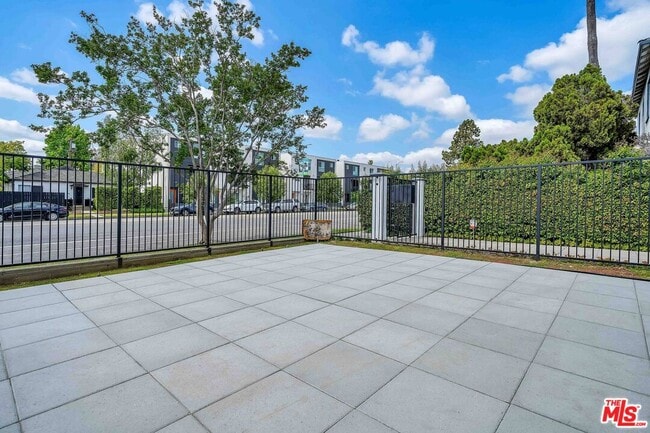 Building Photo - 11575 Riverside Dr