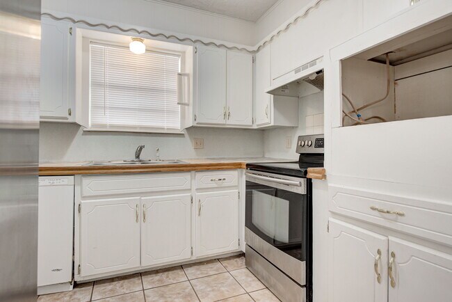 Building Photo - 1627 Surrey Dr
