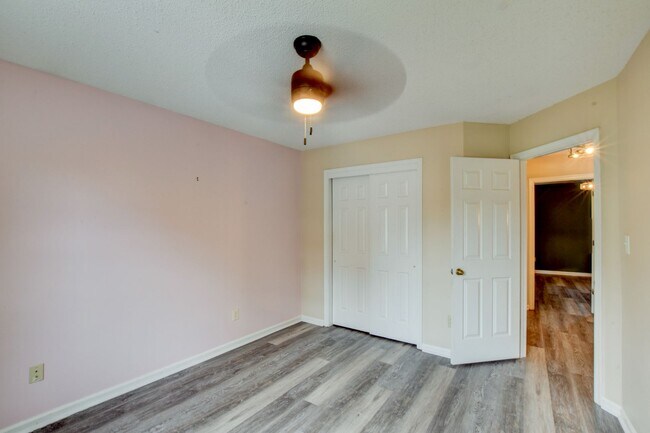 Building Photo - 922 Willow Point