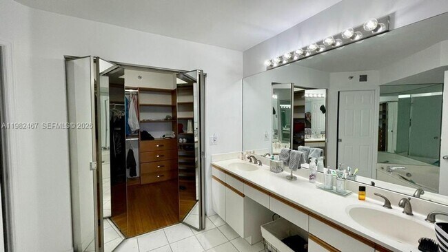 Building Photo - 3500 Mystic Pointe Dr