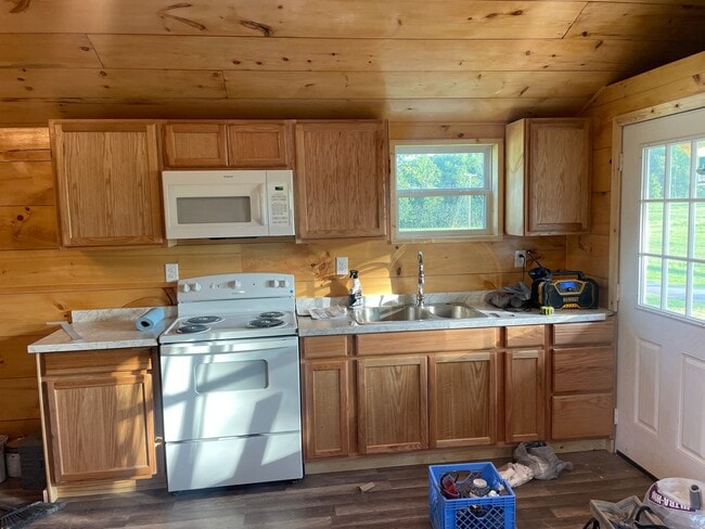 Building Photo - 5434 Pine Ridge Rd