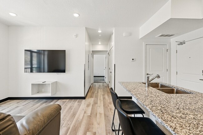 Building Photo - Harding Ave Lofts